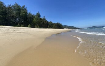 China, Hainan, Wanning, Shimei Bay West beach, water edge