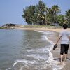 India, Kerala, Thattukadavu beach, water edge