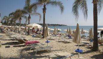 Italy, Sicily, Fontane Bianche beach, palms