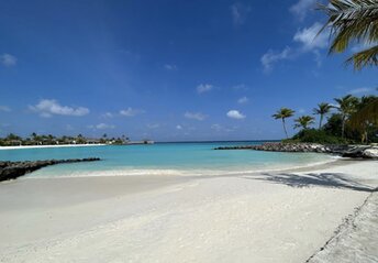 Maldives, Hilton Amingiri island, beach