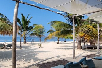 Indonesia, Flores, Le Pirate Island, beach