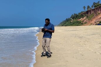 India, Kerala, Aaliyirakkm beach, water edge