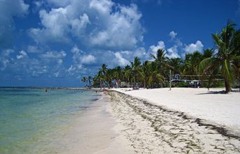 USA, Florida Keys, Key West, Smathers beach, volleyball