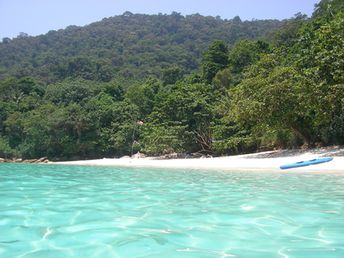 Malaysia, Perhentian Islands, Blue Lagoon beach, kayak