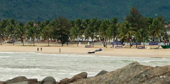 China, Hainan, Riyue Bay beach, palms