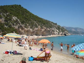 Италия, остров Сардиния, пляж Кала Луна, пляжные зонтики