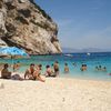 Италия, остров Сардиния, пляж Кала Мариолу, пляжный зонтик