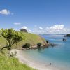 Новая Зеландия, пляж островов Бэй-оф-айлендс, прозрачная вода