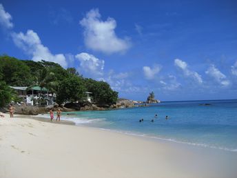 Сейшелы, остров Маэ, пляж Анс Солей, отель Beachcomber