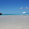 Багамы, остров Элеутера, пляж Тен Бэй, зонт