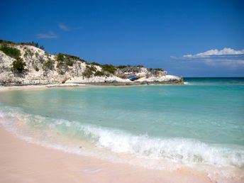 Багамы, остров Элеутера, пляж Уайтлэнд, скала Blue Window (вдали)