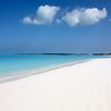 Багамы, остров Лонг Айленд, пляж Кейп Санта Мариа Бэй, белый песок