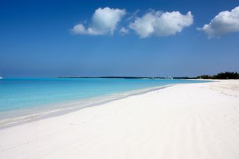 Багамы, остров Лонг Айленд, пляж Кейп Санта Мариа Бэй, белый песок