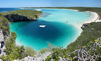 Bahamas, Long Island, Dean's Blue Hole beach, bay view