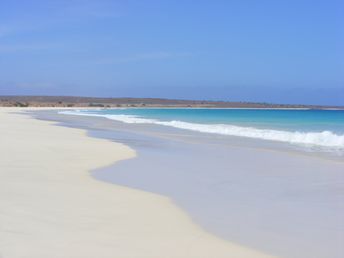 Кабо-Верде, остров Боа Вишта, пляж Санта Моника, белый песок
