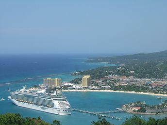 Ямайка, пляж Очо Риос, круизный лайнер