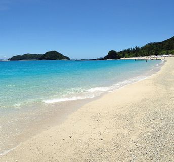 Япония, Окинава, остров Zamami, пляж Фурузамами, вид на юг