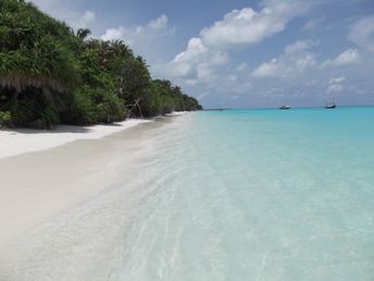 Мальдивы, Атолл Баа, Пляж Фулхадху, прозрачная вода