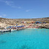 Мальта, остров Комино, пляж Блю Лагун, зонтики