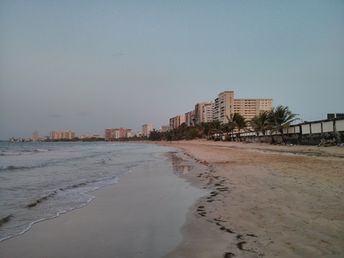 Остров Пуэрто-Рико, Сан Хуан, пляж Исла Верде, вид на восток