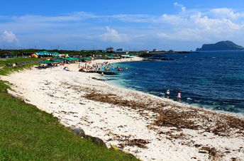 South Korea, Udo island, Seobin beach, walking