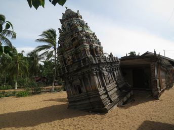 Sri Lanka, Batticaloa beach, temple damaged by tsunami