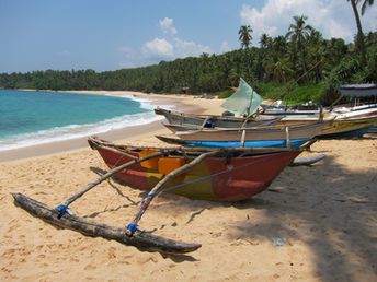 Шри-Ланка, пляж Тангалле, лодка