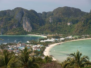 Thailand, Phi Phi, Loh Dalum Bay beach, aerial view