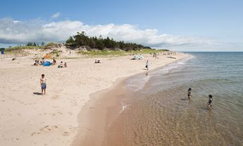 Канада, Принс Эдвард, Пляж Синин Сэндс, прозрачная вода