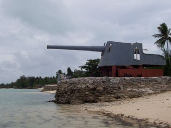 Kiribati, Tarawa, Betio beach, gun