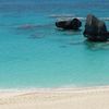 Бермуды, пляж Уорвик Лонг Бэй, скалы в море