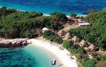 Фиджи, острова Ясава, остров Дравака, отель Barefoot Lodge, пляж