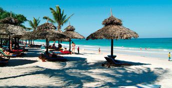 Tanzania, Kigamboni beach, tiki huts