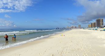 USA, Alabama, Orange Beach, wet sand